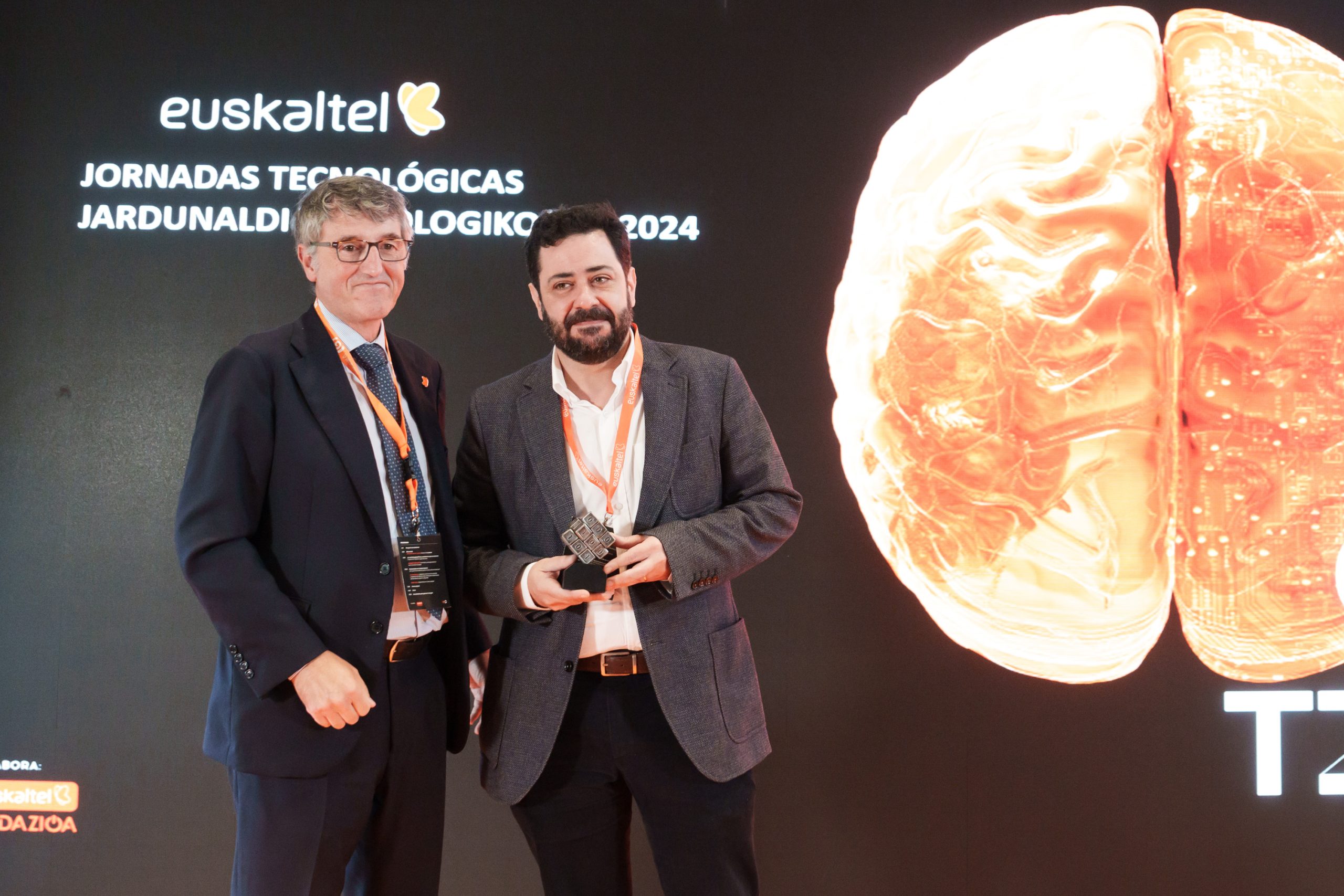 Álvaro Arrue recibiendo el Premio alaeluIA de manos del Director de Euskaltel, Jon Ander de las Fuentes